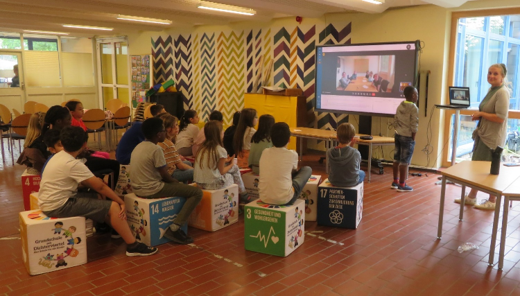Eine Schülergruppe spricht per Videokonferenz mit einigen Schülern aus Trondheim auf englisch 